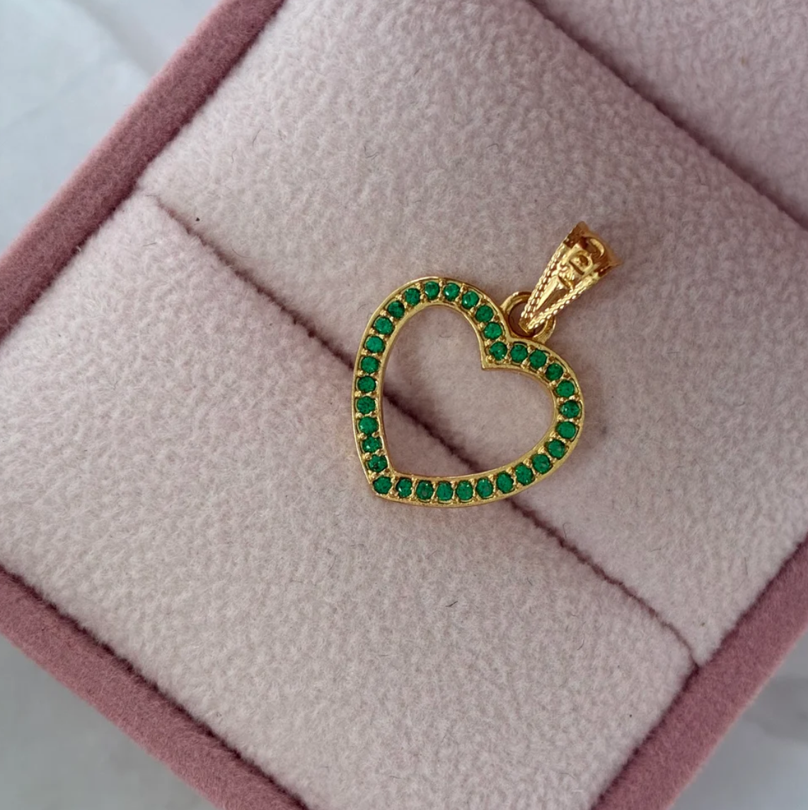 DIJE CORAZON SILUETA PIEDRAS VERDES 1.8CM ORO AMARILLO COL 18K - 0,87GR