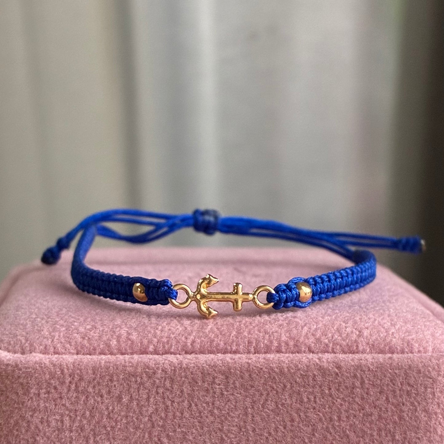 RED THREAD BRACELET WITH ANCHOR HARDWARE + 2 3M 18K YELLOW GOLD BALLS 0.35GR
