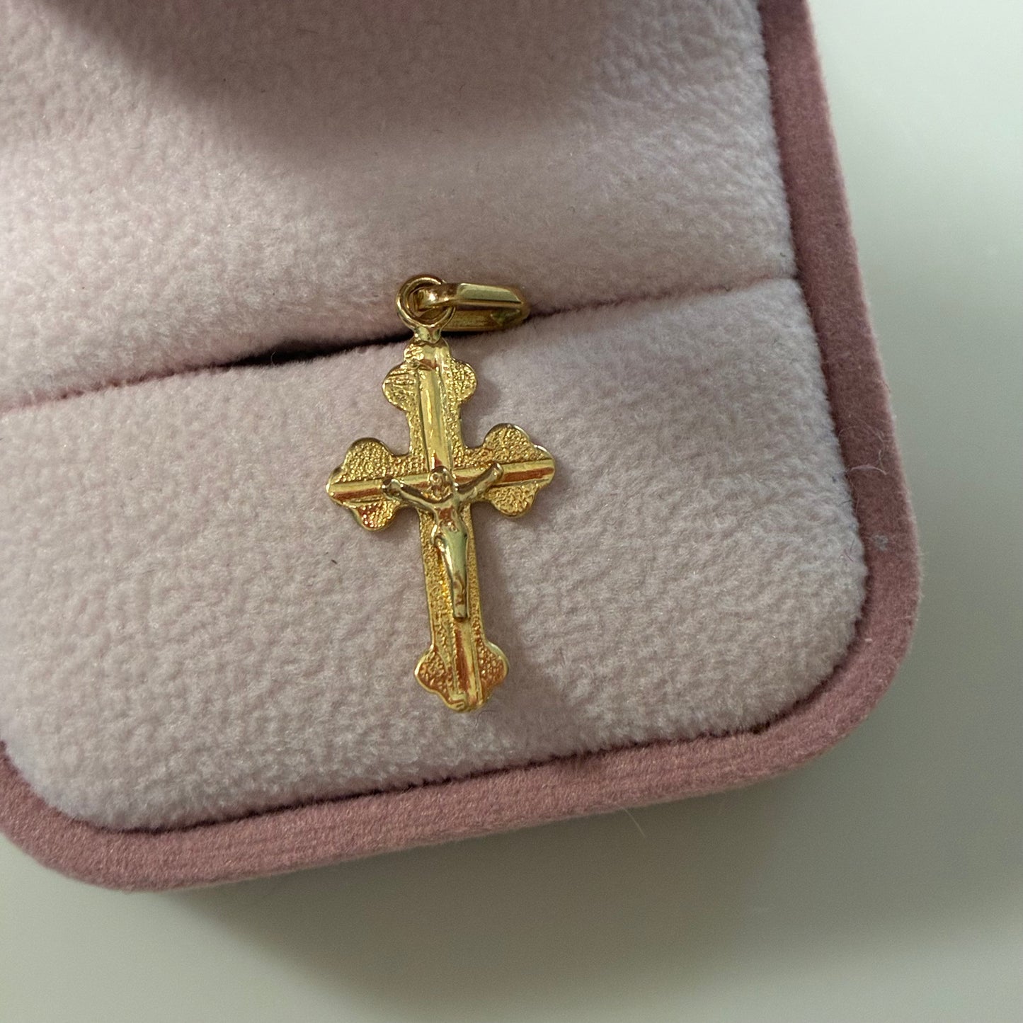 CROSS PENDANT WITH FROSTED WAVY CHRIST 2CM 18K YELLOW GOLD - 1.0GR