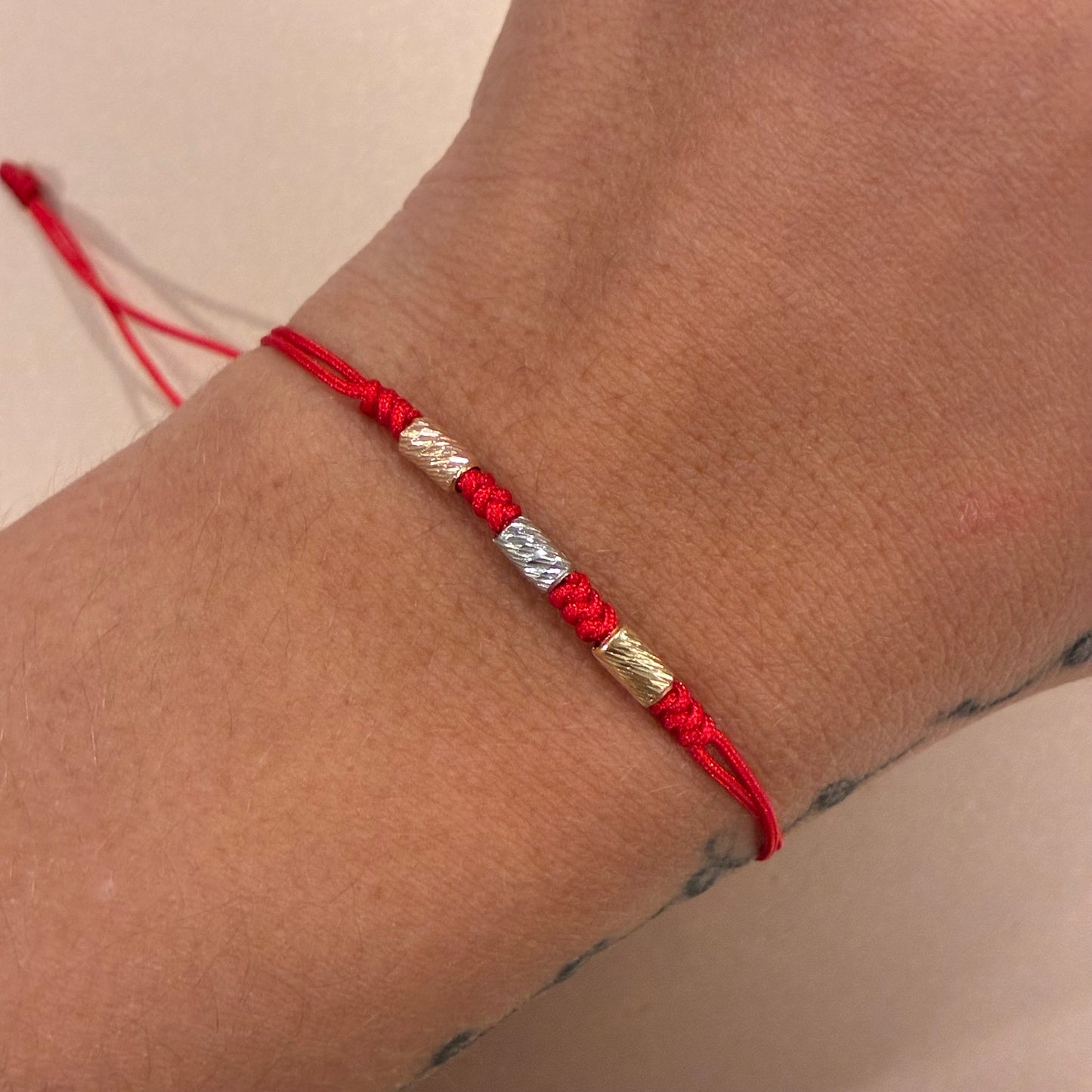 RED THREAD BRACELET WITH 3 DIAMOND-CUT CYLINDERS 3MM, THREE 18K GOLD TONES - 0.26GR