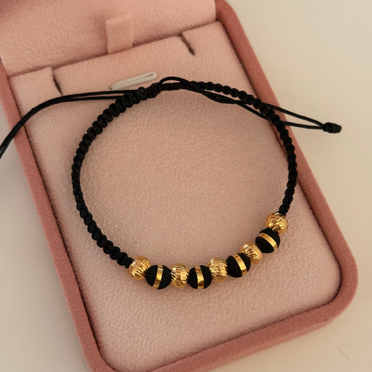 PULSERA HILO NEGRO 5 BOLAS DIAMANTADAS 6MM + NEOROS 6MM 1 RAYA ORO AMARILLO COL 18K - 1,12GR