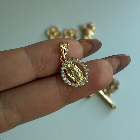 DIJE VIRGEN DE GUADALUPE SILUETA CON PIEDRAS BLANCAS 1.9CM ORO AMARILLO COL 18K - 1,39GR