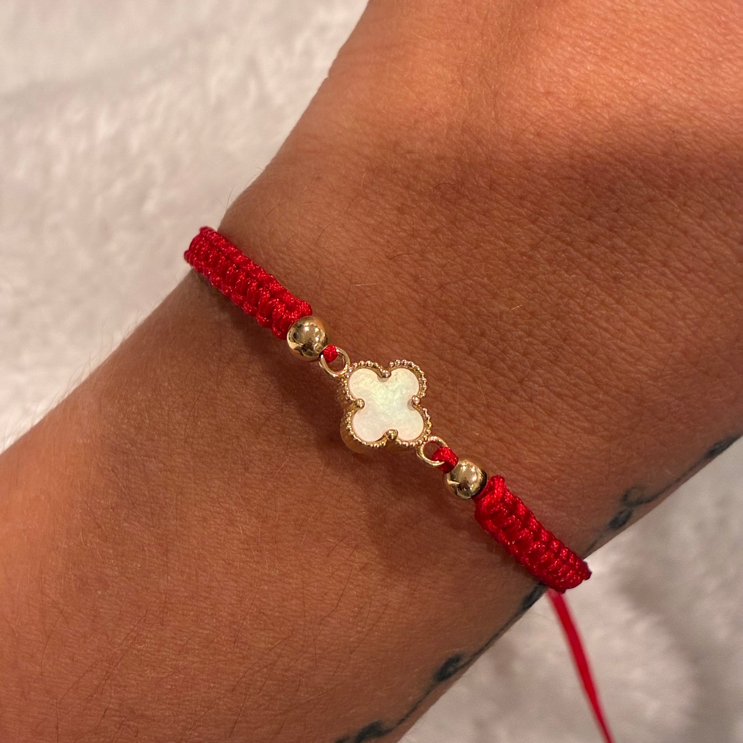 RED STRAND BRACELET WHITE CLOVER CHARM + 2 BEADS 4M 18K YELLOW GOLD - 1.06GR