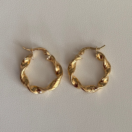 TWISTED HOOPS WITH DESIGN 1.6CM 18K YELLOW GOLD - 2.5GR