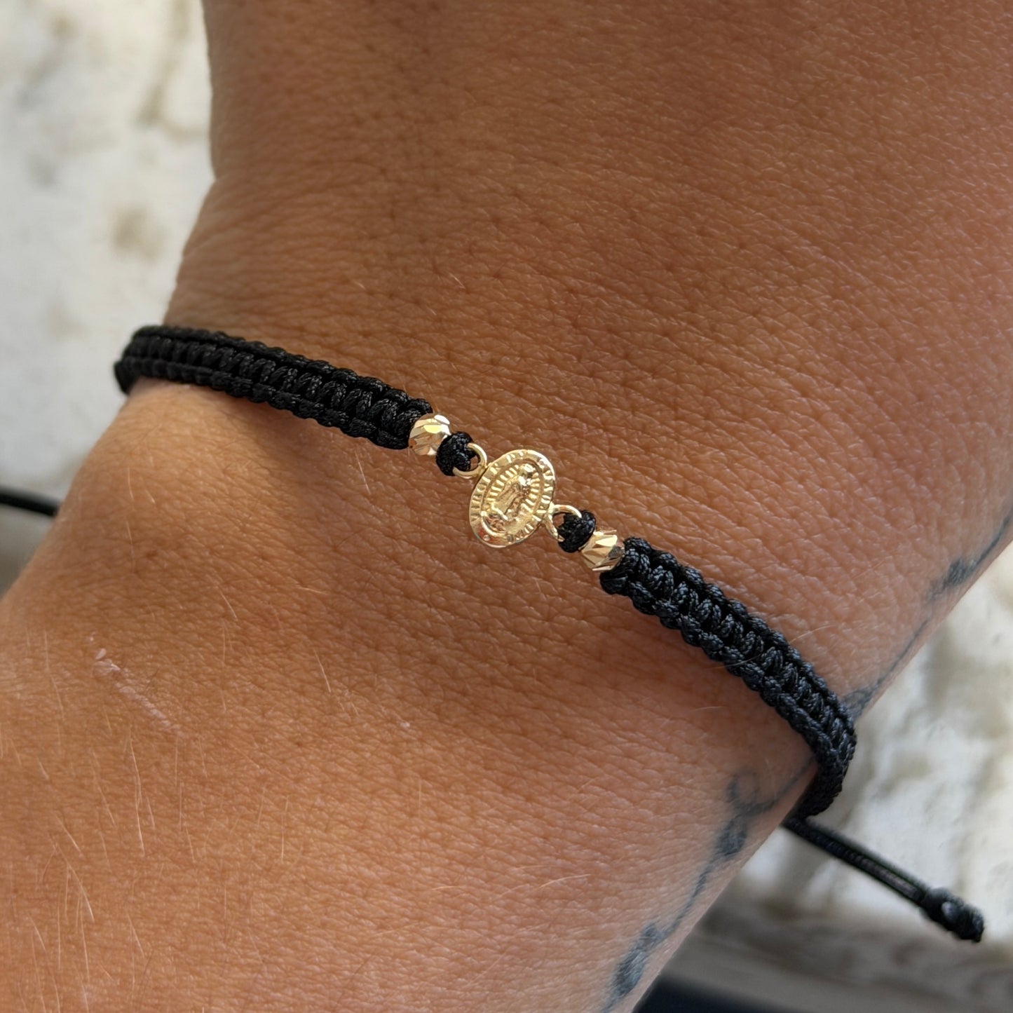 PULSERA HILO NEGRO HERRAJE MINI VIRGEN DE GUADALUPE + 2 BOLAS DIAMANTADAS 3MM ORO AMARILLO 18K - 0,4GR