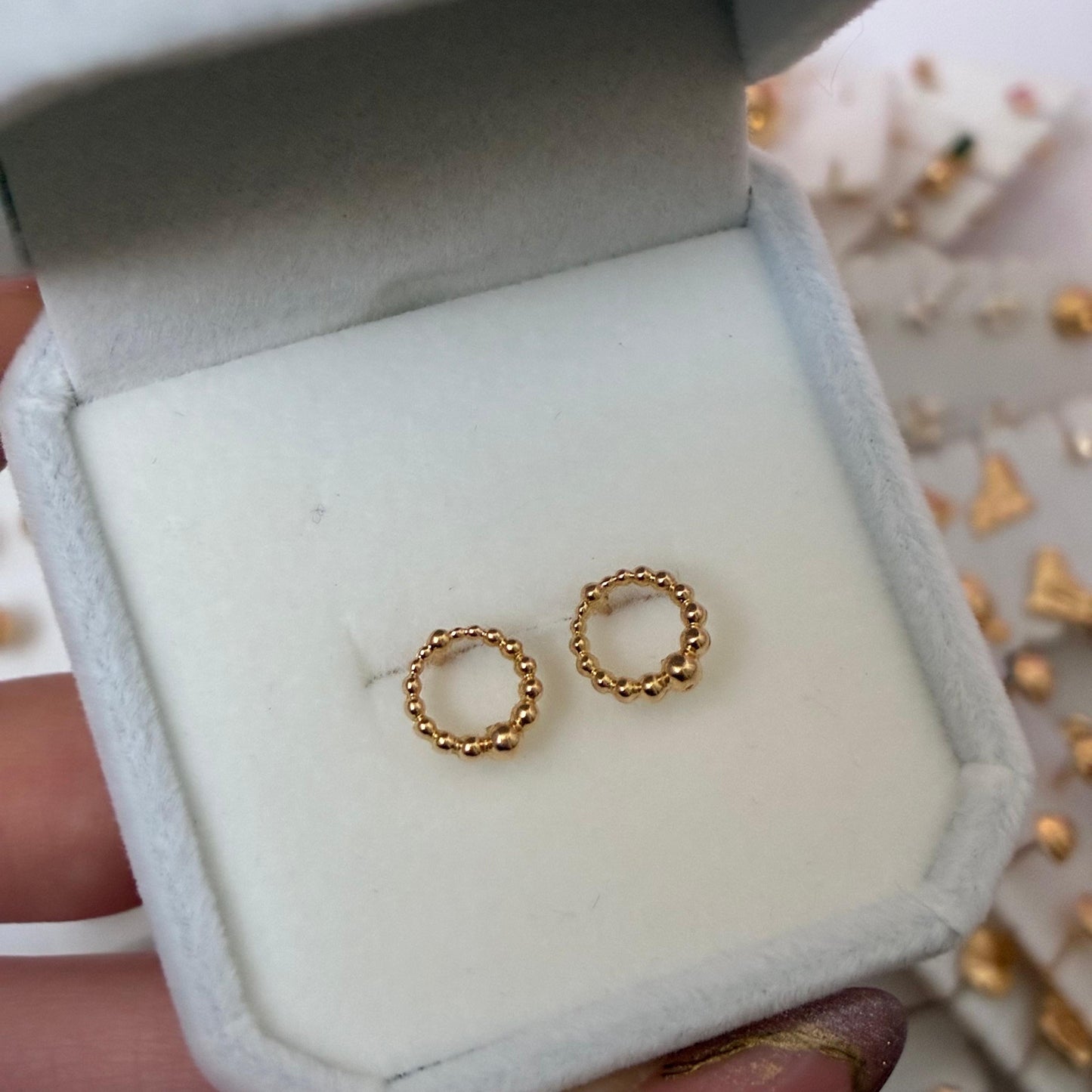 7MM BORDERED CIRCLE STUDS 18K YELLOW GOLD - 1.05GR