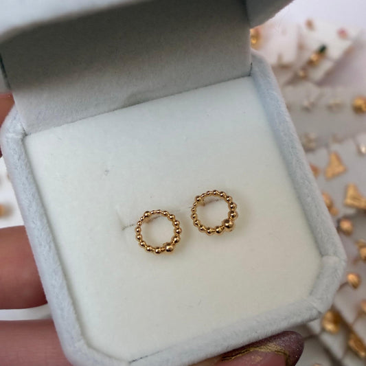 7MM BORDERED CIRCLE STUDS 18K YELLOW GOLD - 1.05GR