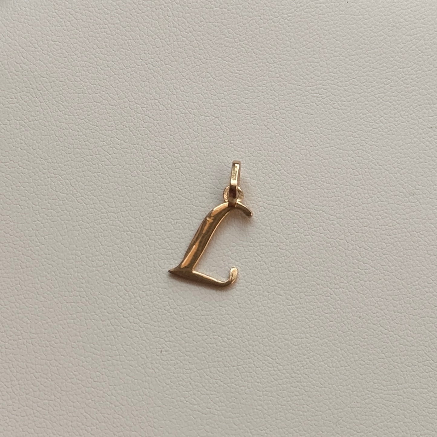 LETTER L PENDANT PLAIN SILHOUETTE 1.9CM 18K YELLOW GOLD - 0.65GR