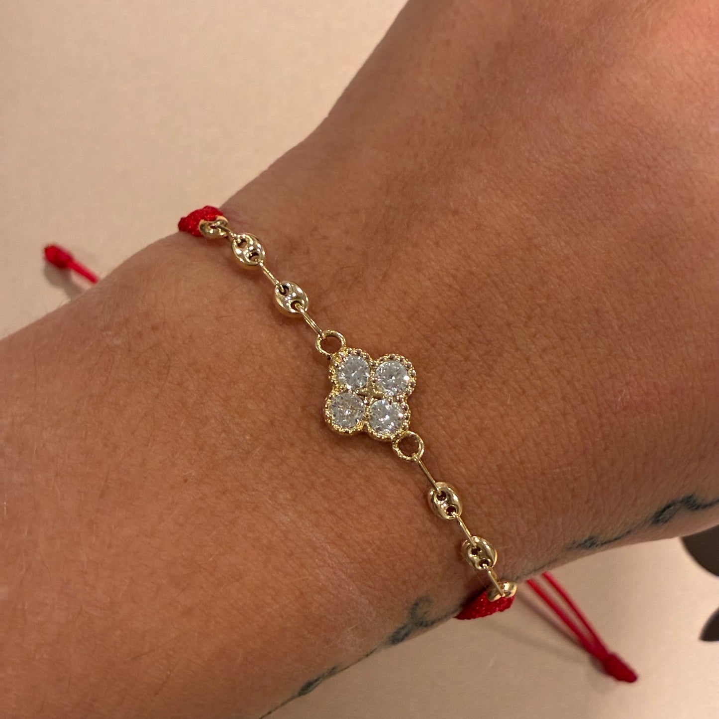 RED STRAND BRACELET WITH CLOVER CHARM, WHITE STONES + COFFEE BEAN, 18K YELLOW GOLD - 1.58GR