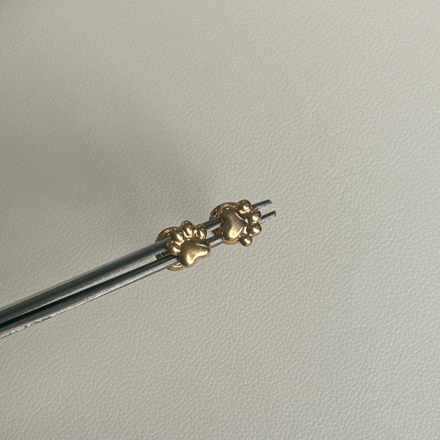 TOPOS HUELLAS DE PERRO ORO AMARILLO 18K - 0,65GR