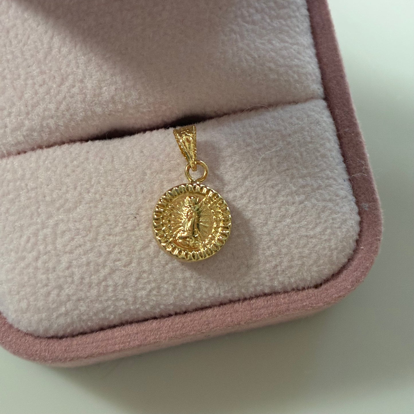 ROUND VIRGIN OF GUADALUPE PENDANT 1.5CM 18K YELLOW GOLD - 0.48GR