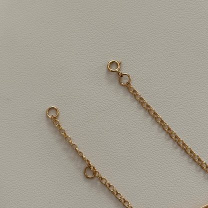 PULSERA ARO SEGUIDO PARA BEBE CON PLACA DE BISEL RAYADO ORO AMARILLO 18K 13,5CM - 1,12GR