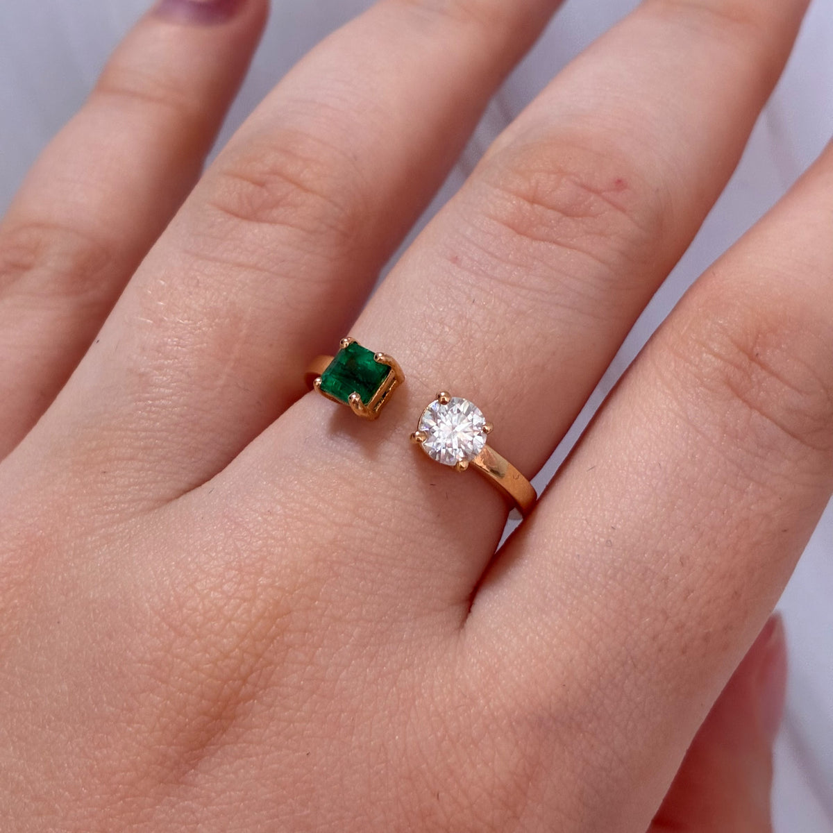 ANILLO SOLITARIO MOISSANITA BLANCA 5MM 0,46QTS + ESMERALDA NATURAL  4.3MM 0,46QTS ORO AMARILLO COL 18K TALLA 8 - 2,92GR