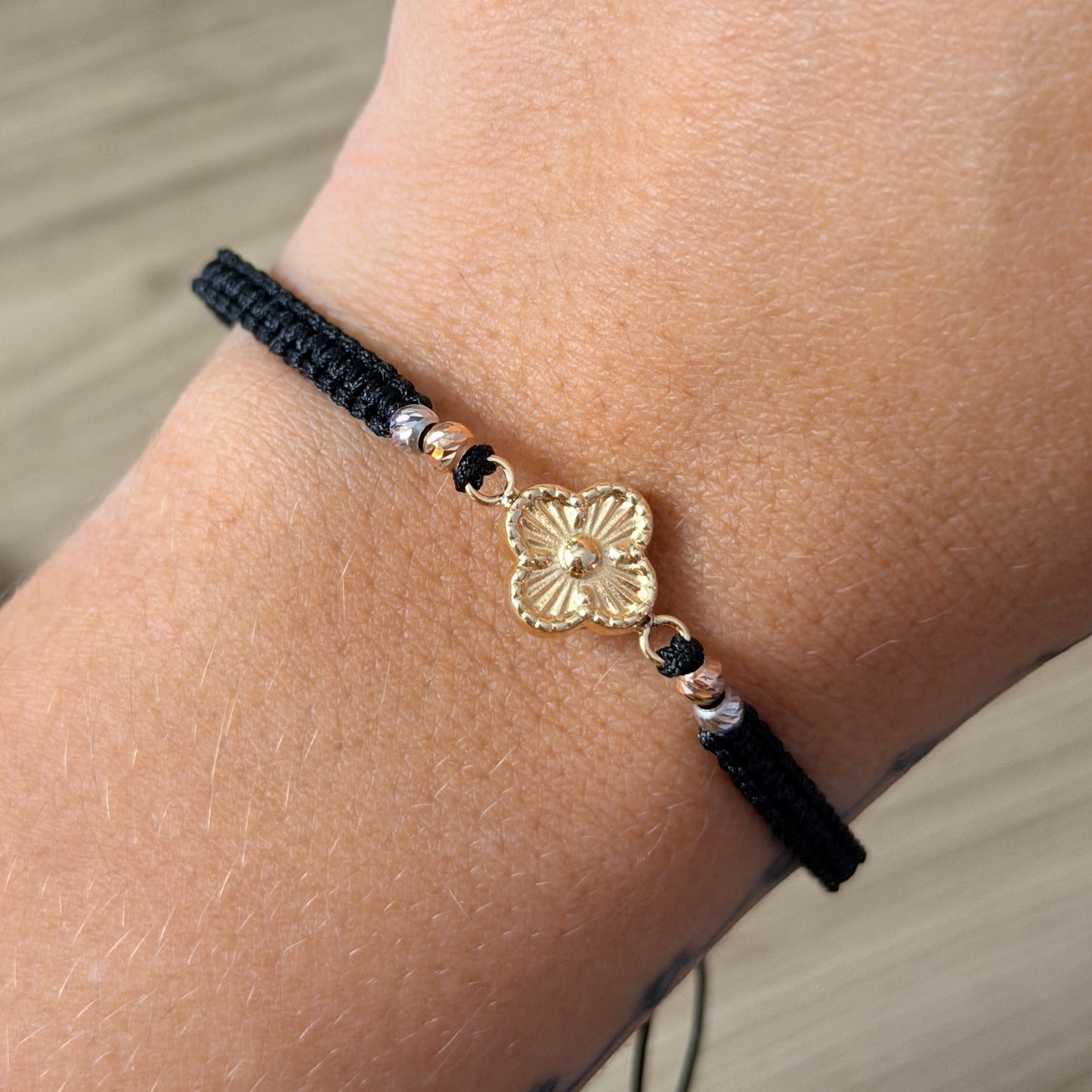 PULSERA HILO NEGRO HERRAJE TREBOL DIAMANTADO + 4 BOLAS DIAMANTADAS 3MM TRES OROS COL 18K - 0,94GR