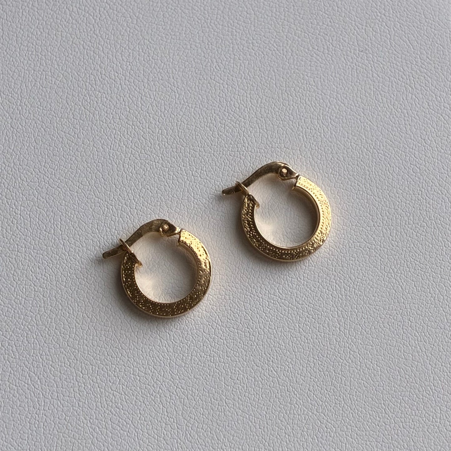 CANDONGAS RECTAS DIAMANTADAS 0.9CM ORO AMARILLO 18K - 1,0GR