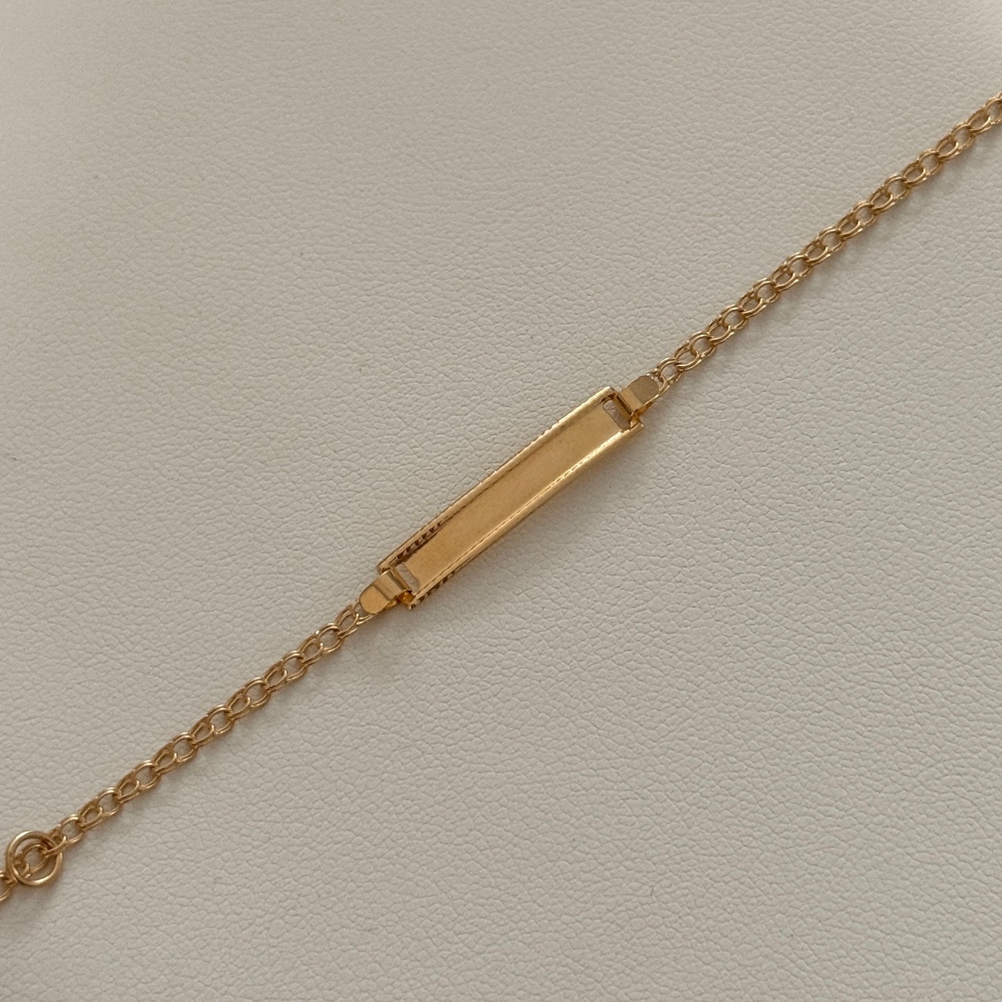 PULSERA ARO SEGUIDO PARA BEBE CON PLACA DE BISEL RAYADO ORO AMARILLO 18K 13,5CM - 1,12GR