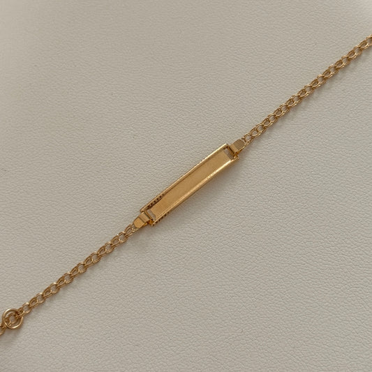 PULSERA ARO SEGUIDO PARA BEBE CON PLACA DE BISEL RAYADO ORO AMARILLO 18K 13,5CM - 1,12GR