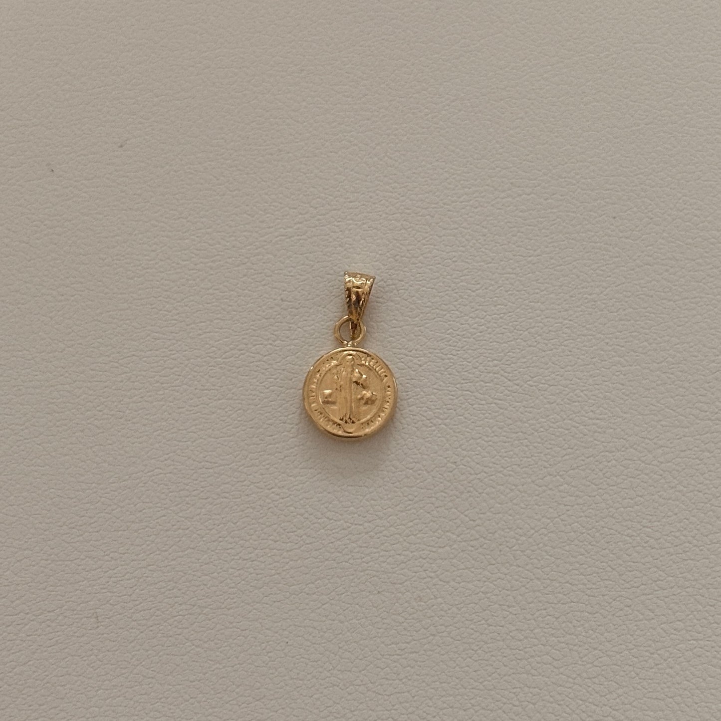 DIJE SAN BENITO 1,5CM ORO AMARILLO 18K - 0,38GR