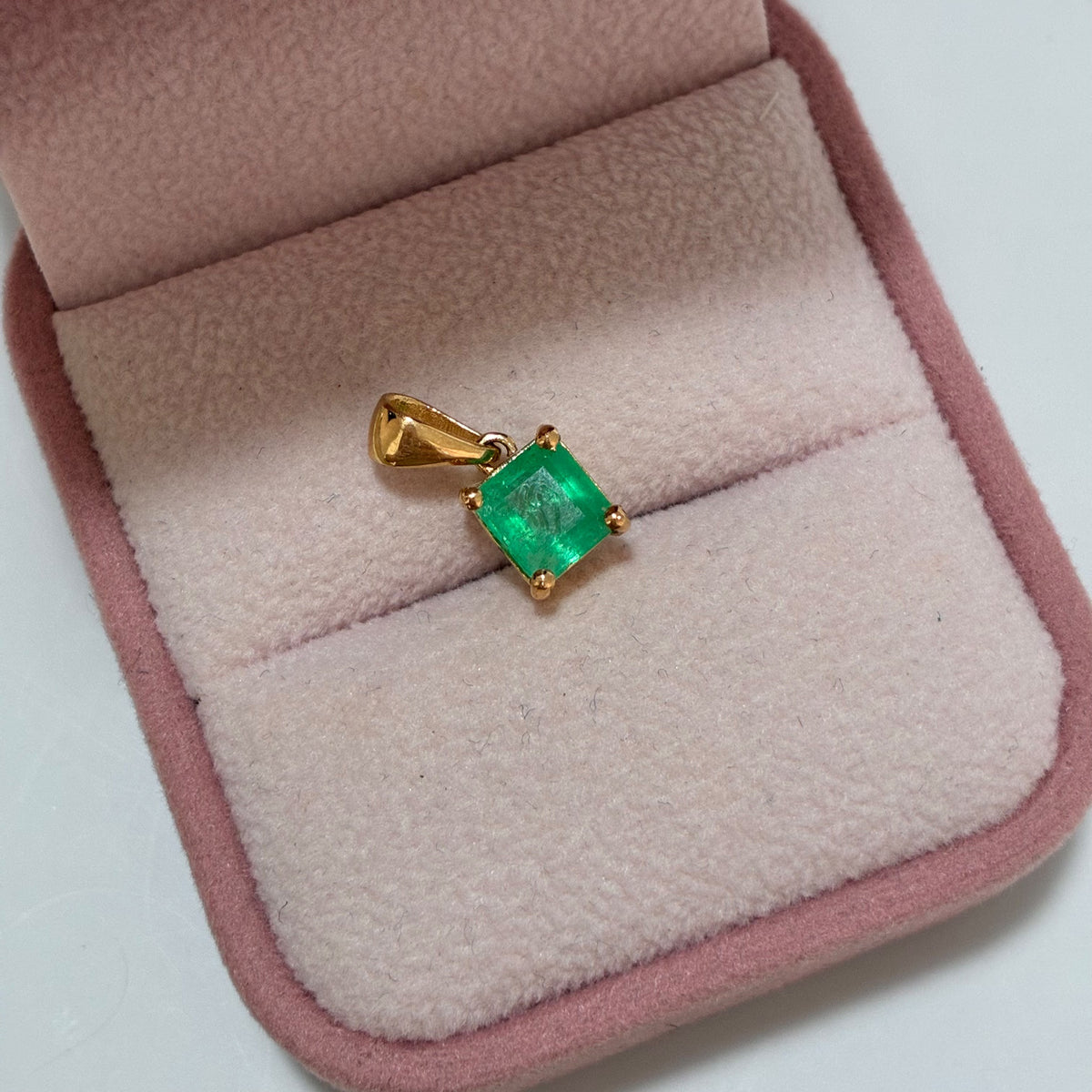 DIJE SOLITARIO ESMERALDA NATURAL 6.7MM X 6MM 1,15QTS ORO AMARILLO COL 18K - 1,36GR