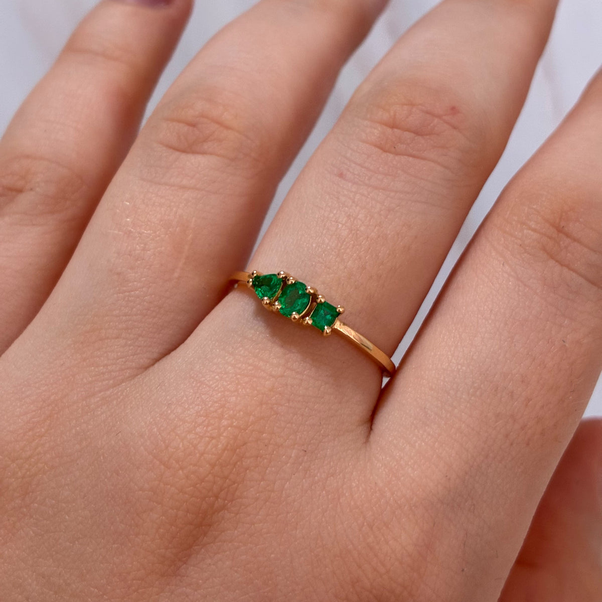 ANILLO SOLITARIO TRES ESMERALDAS NATURALES 0,30QTS ORO AMARILLO COL 18K TALLA 8 - 1,68GR