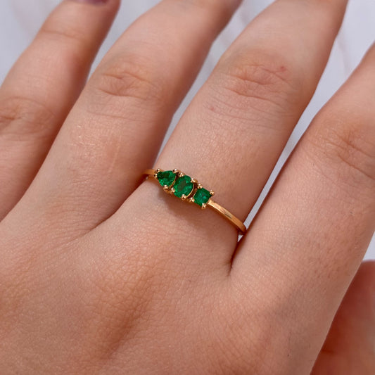 ANILLO SOLITARIO TRES ESMERALDAS NATURALES 0,30QTS ORO AMARILLO COL 18K TALLA 8 - 1,68GR
