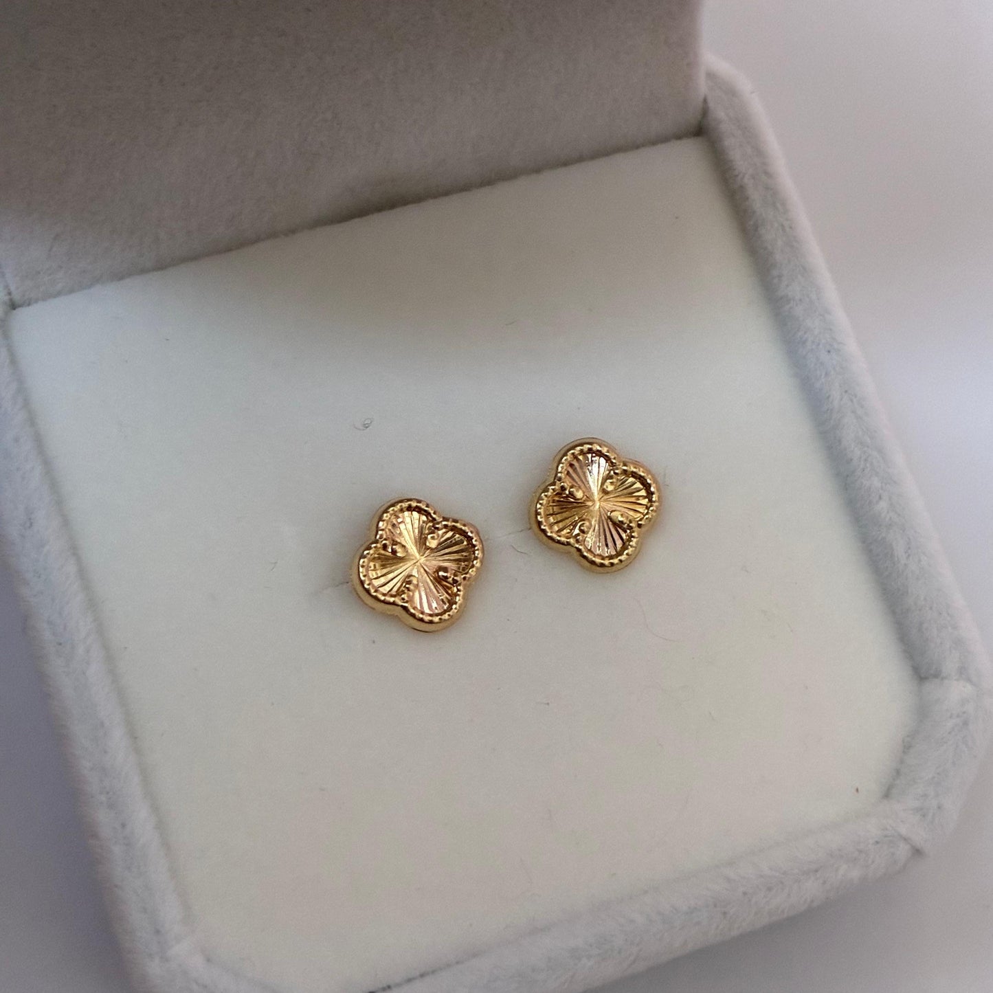 8MM DIAMOND-CUT CLOVER STUDS IN 18K YELLOW GOLD - 0.57GR