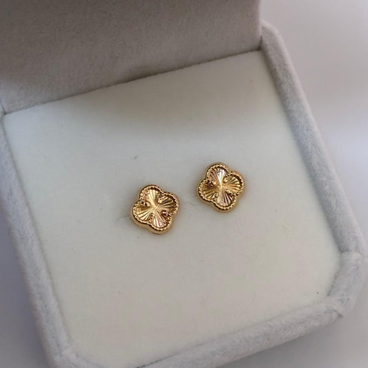 8MM DIAMOND-CUT CLOVER STUDS IN 18K YELLOW GOLD - 0.57GR