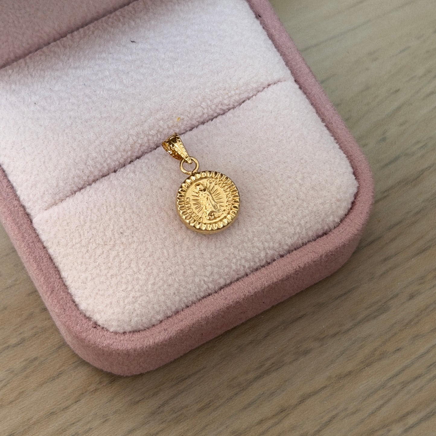 DIJE VIRGEN DE GUADALUPE BORDEADA ORO AMARILLO 18K - 0,48GR