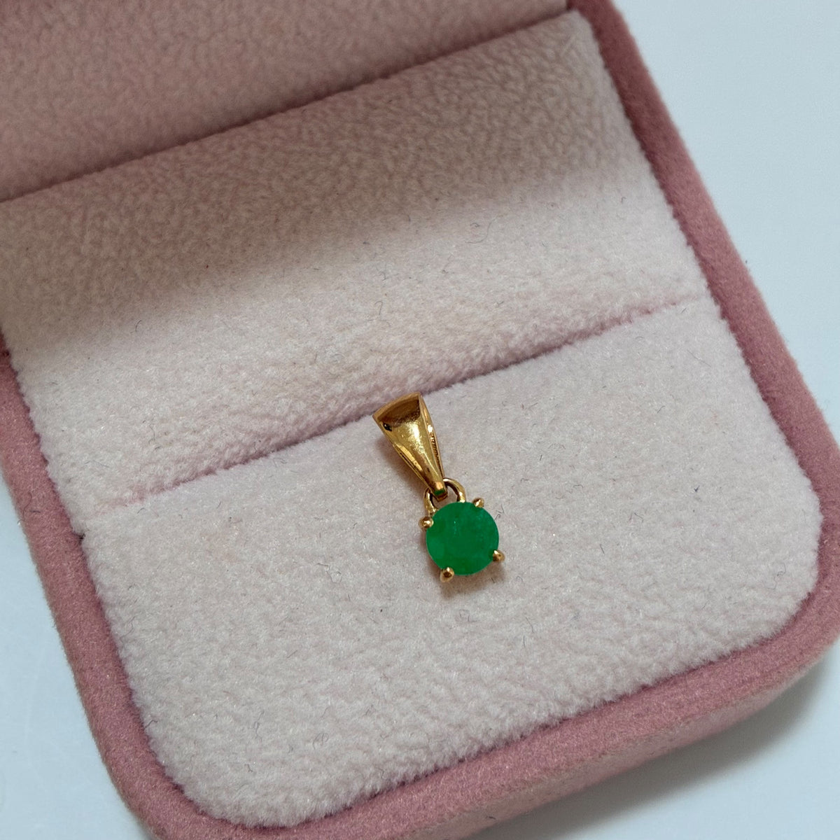 DIJE CHISPA ESMERALDA NATURAL  4MM 0,30QTS ORO AMARILLO COL 18K - 0,65GR