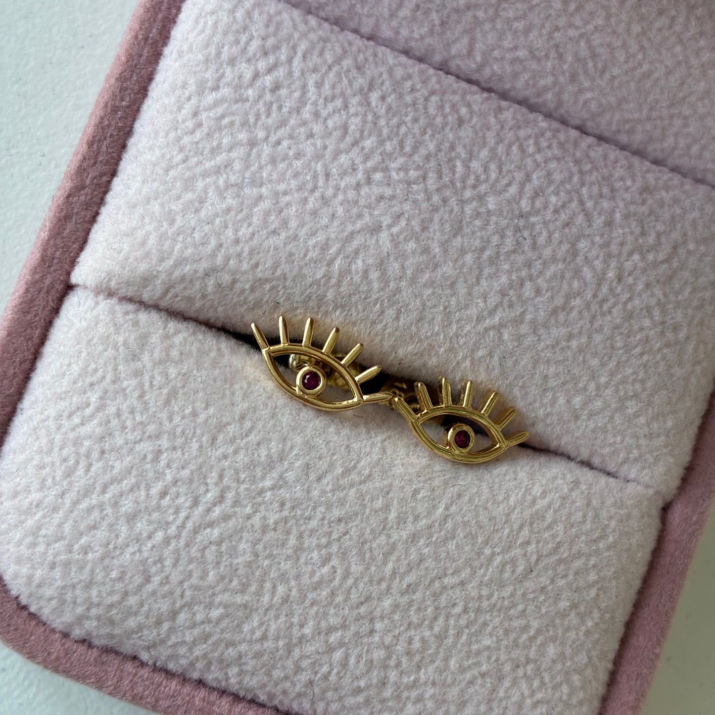 STUD EYES IN SILHOUETTE FUCHSIA STONE 18K YELLOW GOLD - 0.94GR