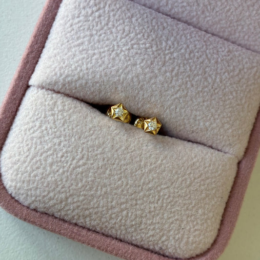 Star stud earrings with white stone, 3.5mm, 18K yellow gold - 0.58g