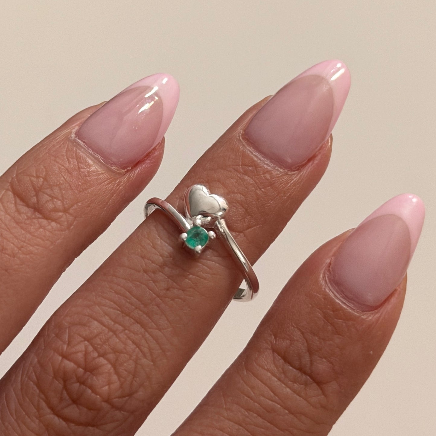 ANILLO ENTRELAZADO CORAZON + ESMERALDA NATURAL PLATA 925 TALLA 6