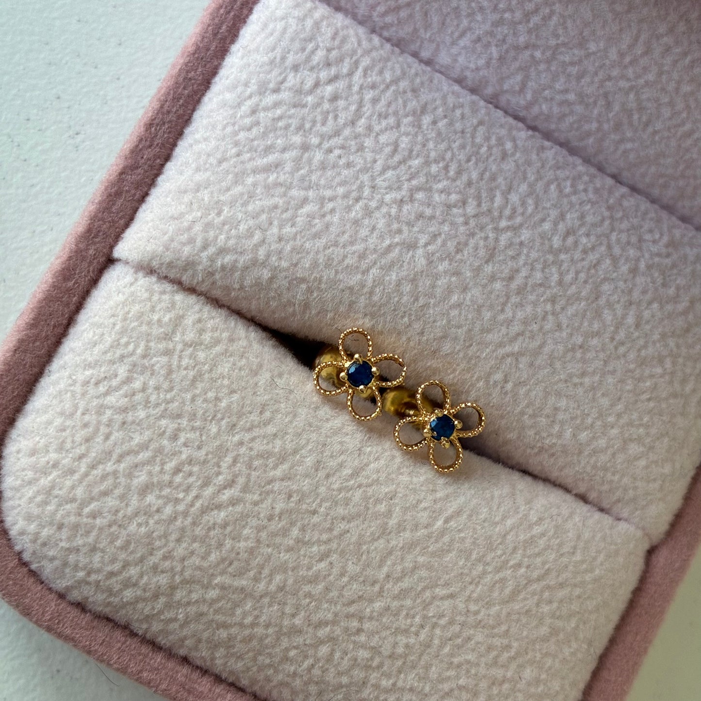 STUDS FLOWER BORDERED BLUE STONE YELLOW GOLD 18K - 0.63GR