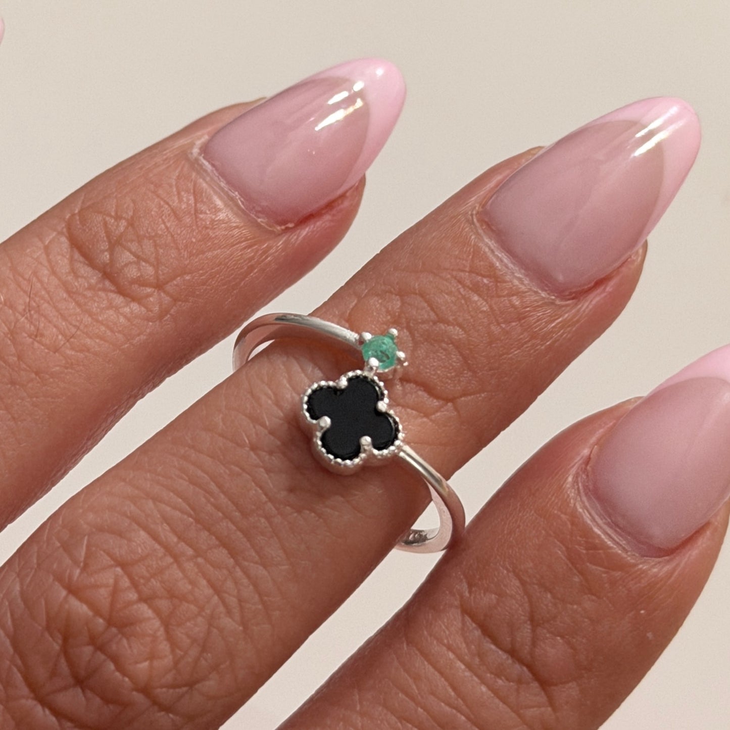 ANILLO ENTRELAZADO TREBOL NEGRO + ESMERALDA NATURAL PLATA 925 TALLA 6