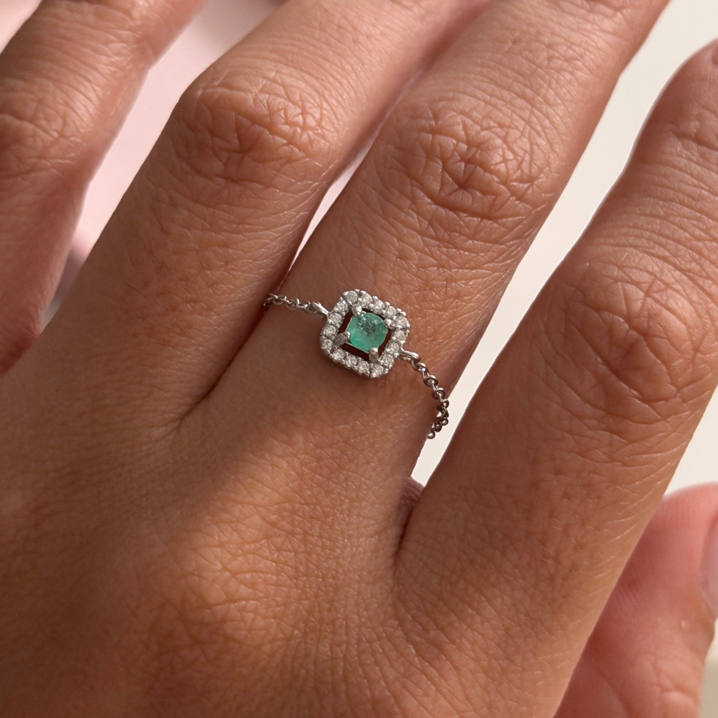 ANILLO MINI ROLON HERRAJE CUADRADO PIEDRAS BLANCAS + ESMERALDA NATURAL AJUSTABLE PLATA 925