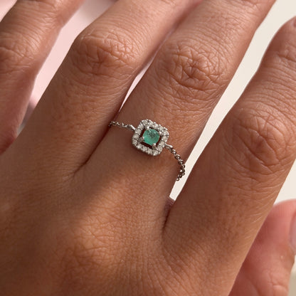 ANILLO MINI ROLON HERRAJE CUADRADO PIEDRAS BLANCAS + ESMERALDA NATURAL AJUSTABLE PLATA 925