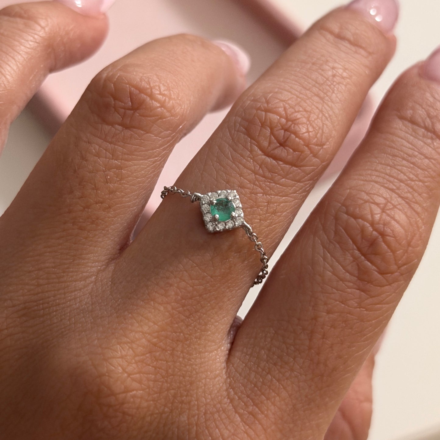 ANILLO MINI ROLON HERRAJE PIEDRAS BLANCAS + ESMERALDA NATURAL AJUSTABLE PLATA 925