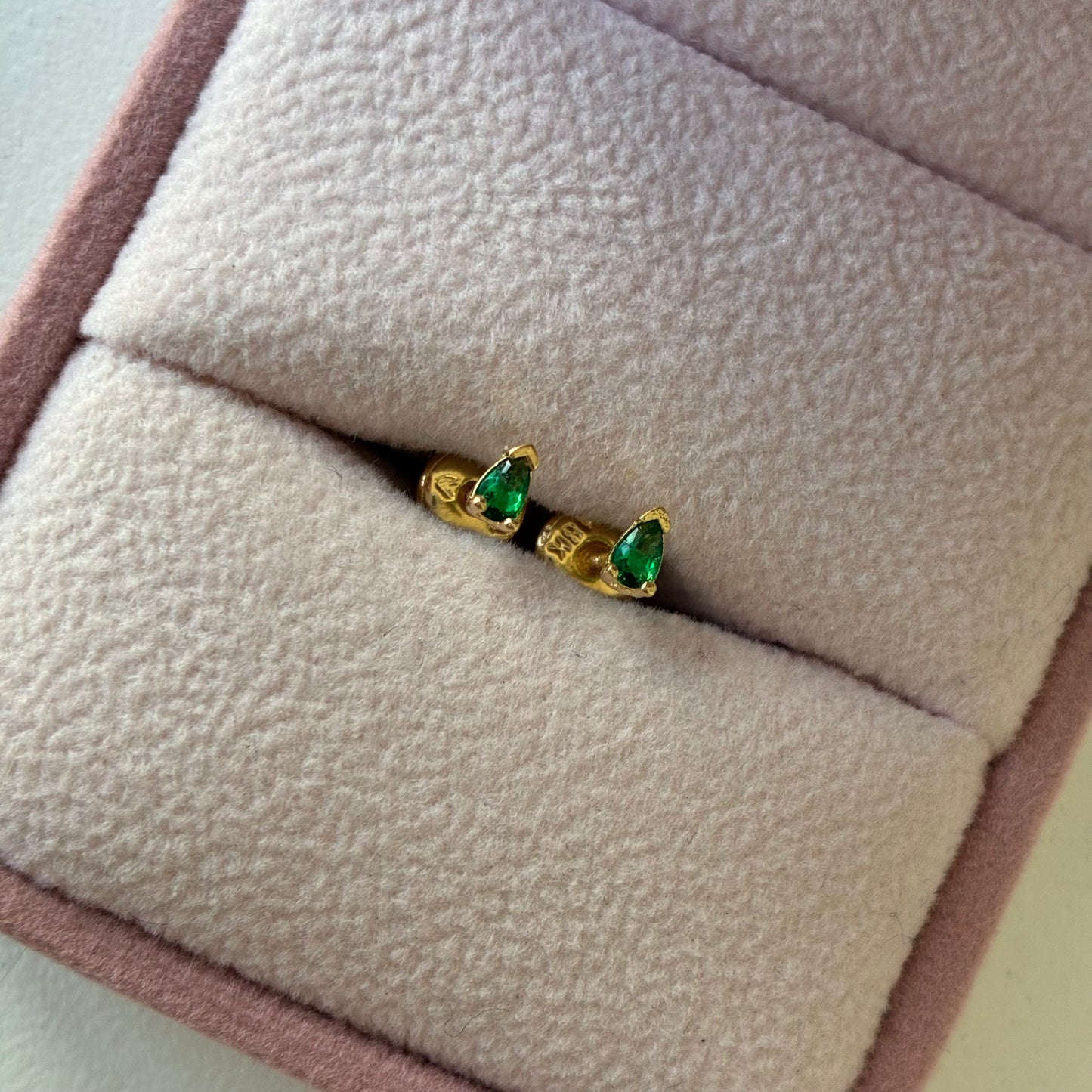 18K YELLOW GOLD DROP STUDS WITH GREEN STONE - 0.5GR