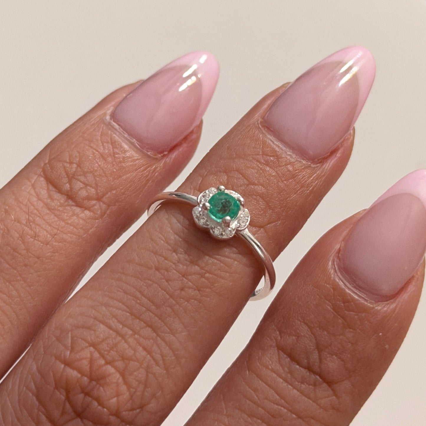 ANILLO FLOR + ESMERALDA NATURAL PLATA 925 TALLA 6