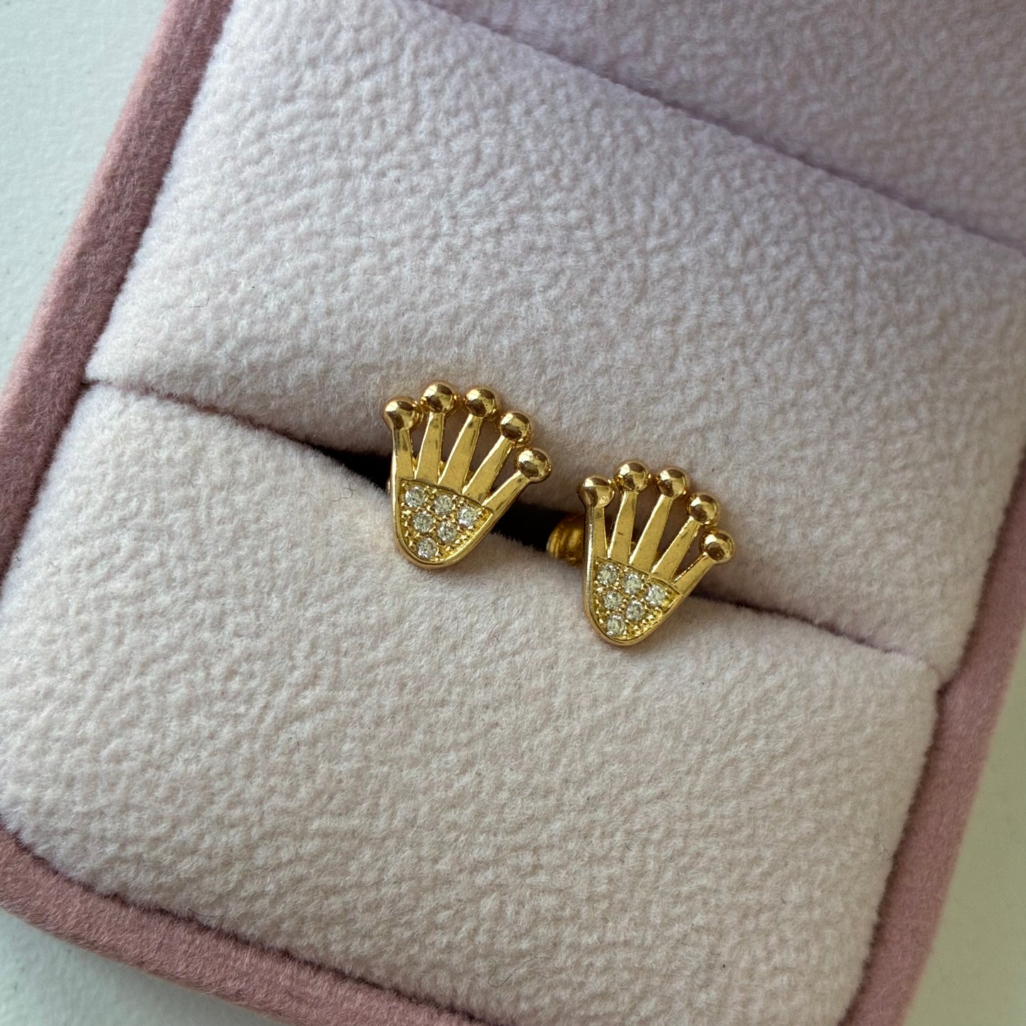 CROWN STUDS WATCH STYLE WHITE STONES 18K YELLOW GOLD - 1.54GR