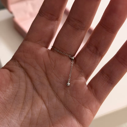 ANILLO MINI ROLON HERRAJE CIRCULO PIEDRAS BLANCAS + ESMERALDA NATURAL AJUSTABLE PLATA 925