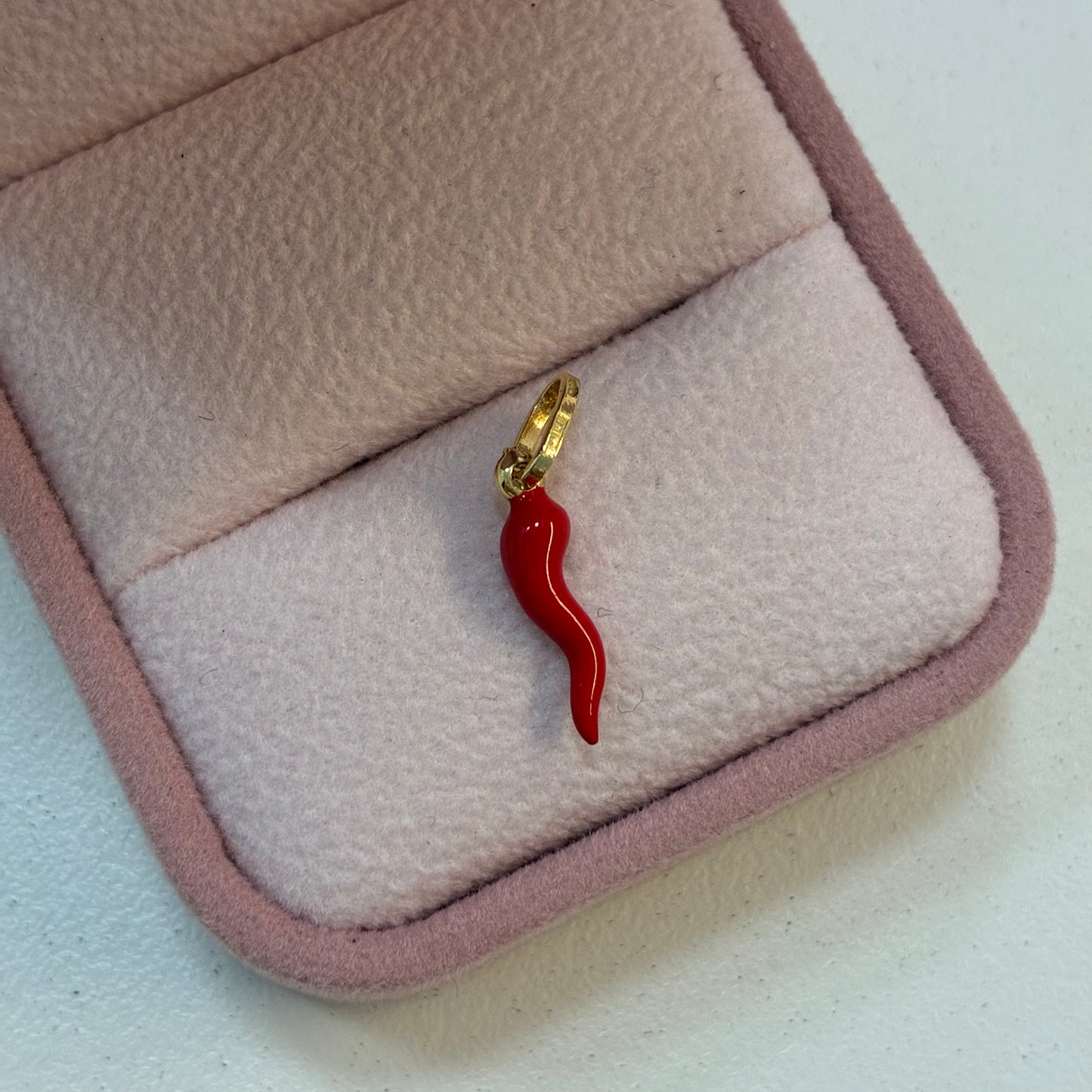 DIJE CUERNITO ROJO 1,2CM ORO AMARILLO ITALY ESP 18K - 0,46GR