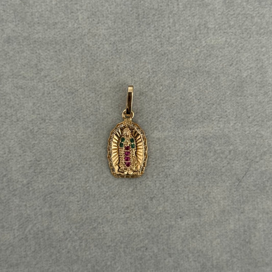Dije Virgen Guadalupe Silueta Diamantada Piedras Verdes-Rojas Nac 18K 1,3gr 1.6cm