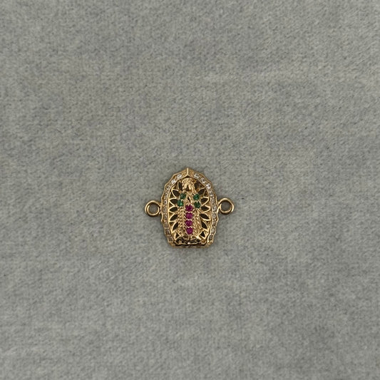 Herraje Virgen Guadalupe Silueta Diamantada Piedras Verdes-Rojas Nac 18K 1,13gr 1.6cm