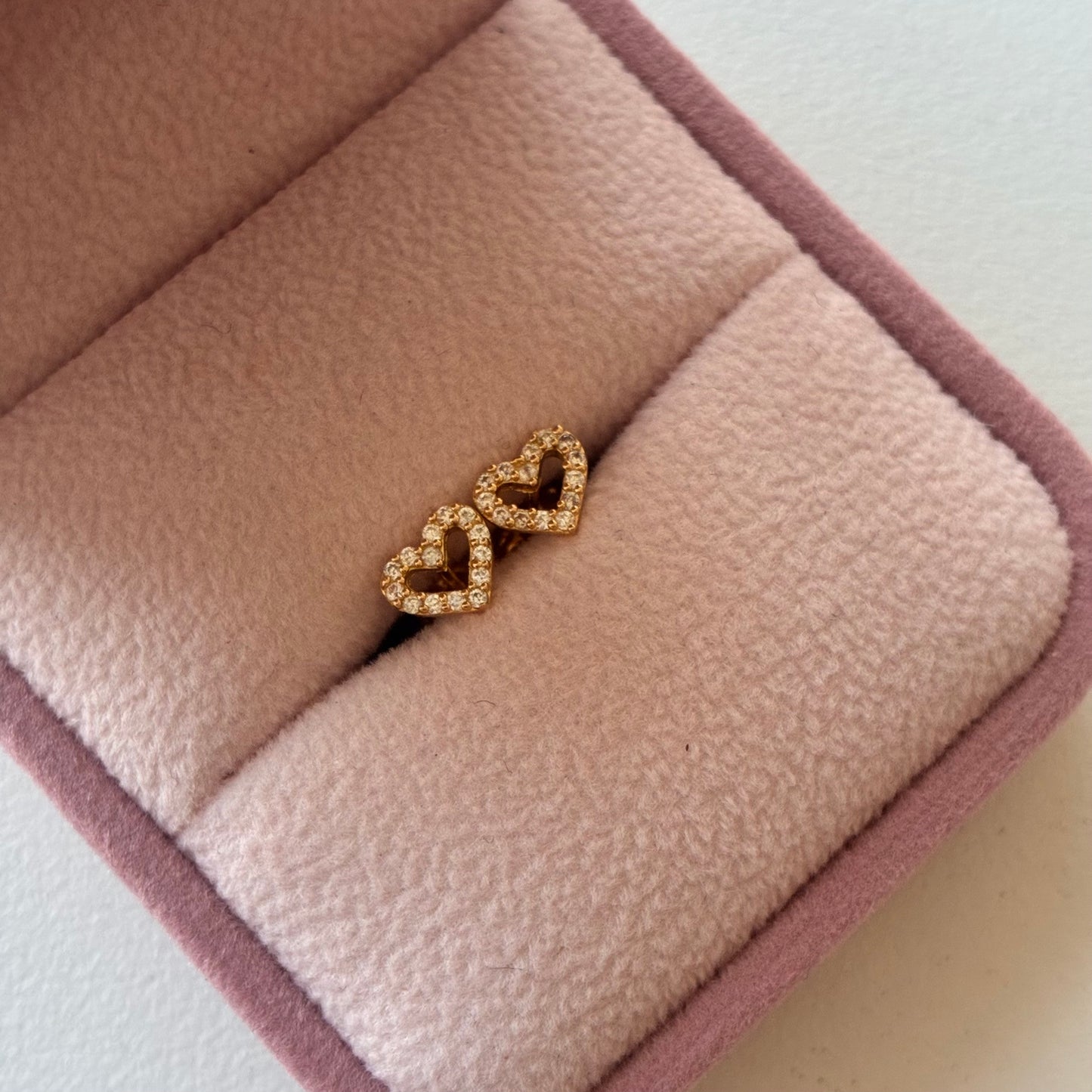 HEART-SHAPED WHITE STONE STUDS 7MM 18K YELLOW GOLD - 0.82GR