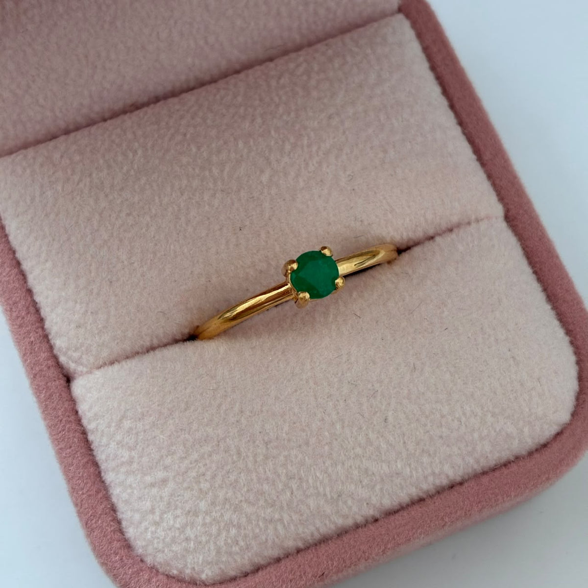 ANILLO SOLITARIO ESMERALDA NATURAL 28 PUNTOS 2,3GR TALLA 7 ORO AMARILLO COL 18K